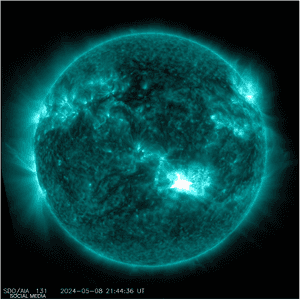 صور وكالة ناسا أظهرت إطلاق الشمس توهجين قويين في 8 مايو