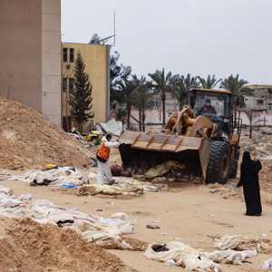 إحدى المقابر الجماعية التي تم اكتشافها في محيط مستشفى ناصر