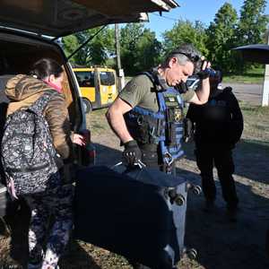 المئات يفرون من خاركيف بعد الهجوم الروسي على المقاطعة