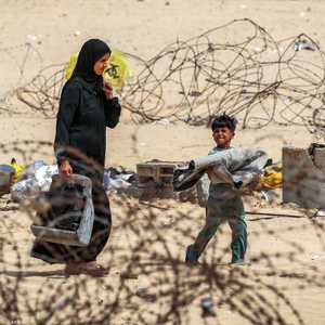 سيدة فلسطينية تنزح من رفح قبل اجتياح إسرائيلي محتمل للمدينة