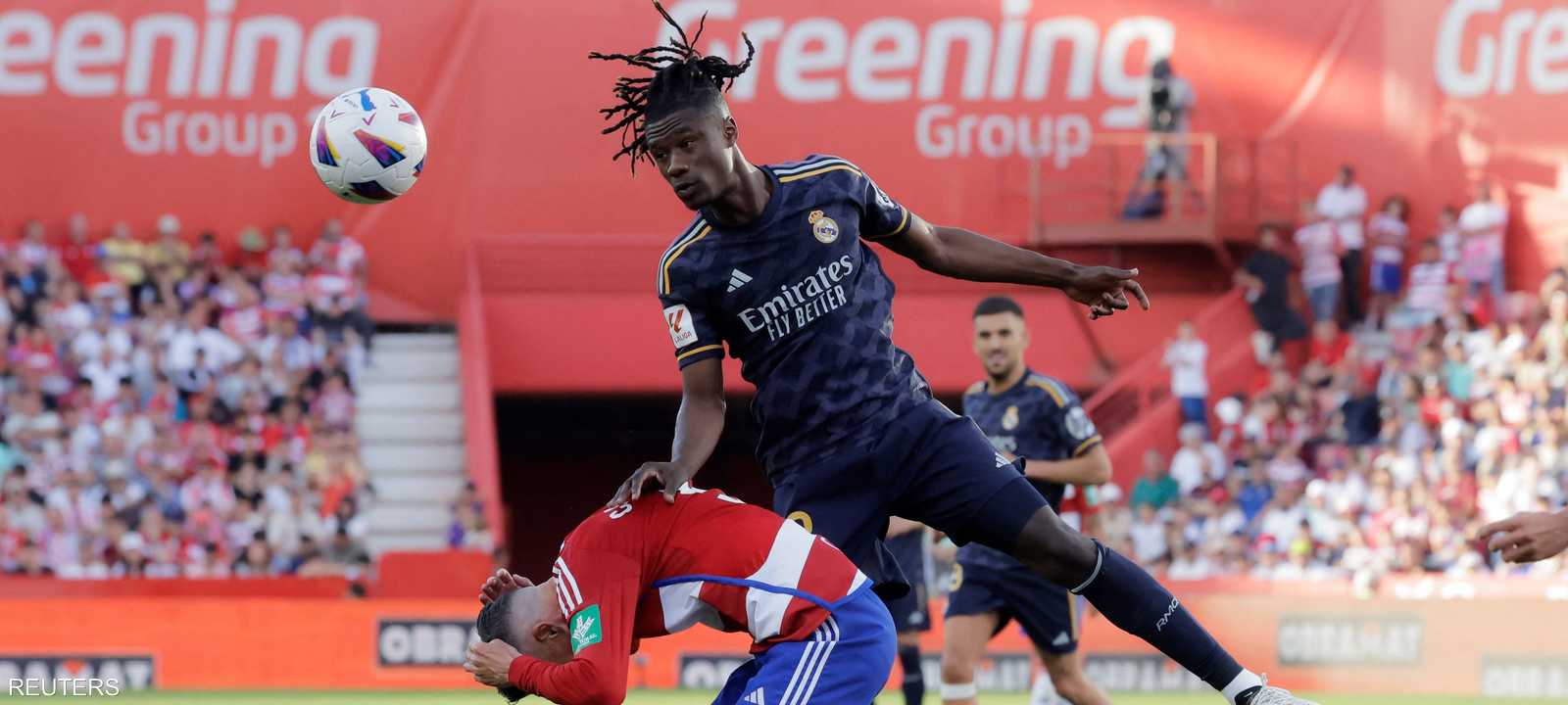 كامافينجا في لقطة كروية مع كاليخون لاعب غرناطة