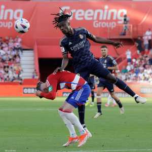 كامافينجا في لقطة كروية مع كاليخون لاعب غرناطة