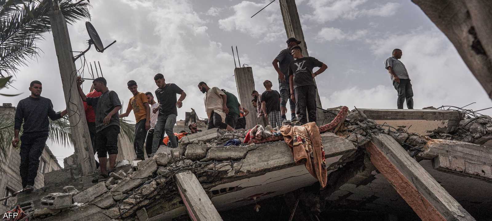 من آثار القصف الإسرائيلي المتواصل على مناطق في قطاع غزة