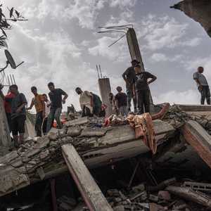 من آثار القصف الإسرائيلي المتواصل على مناطق في قطاع غزة