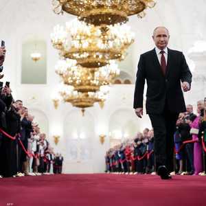 بوتين محاط بمجموعة من المسؤولين المقربين منه