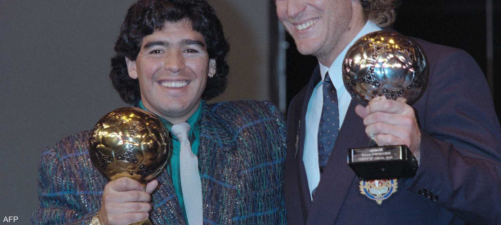 مارادونا حاملا الكرة الذهبية عام 1986