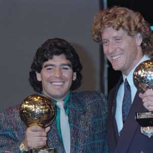 مارادونا حاملا الكرة الذهبية عام 1986