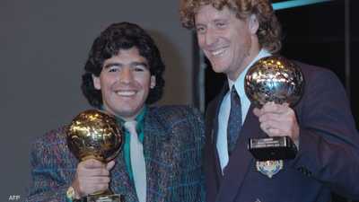 مارادونا حاملا الكرة الذهبية عام 1986