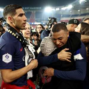 لقطة مبابي ووالدة حكيمي