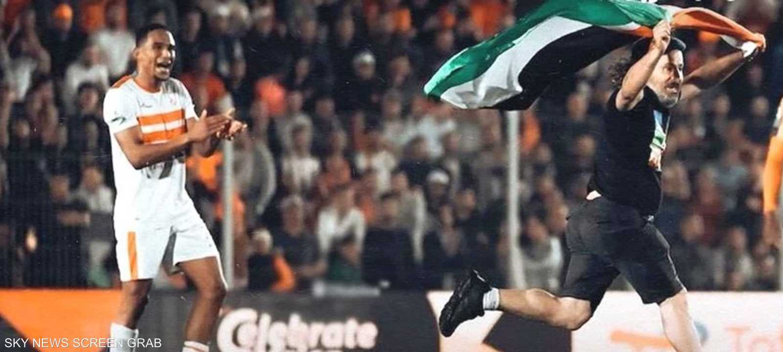 لحظة دخول المشجع حاملا علم فلسطين