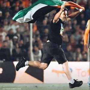 لحظة دخول المشجع حاملا علم فلسطين