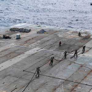 جنود أميركيون يقومون بتركيب المنصة المائية في غزة