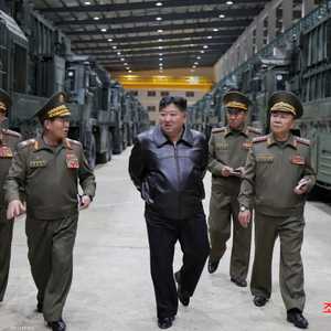 كيم يتفقد أحد أنظمة الصواريخ التكتيكية