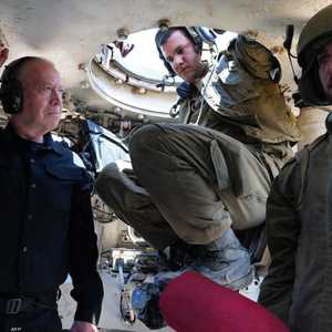 وزير الدفاع الإسرائيلي يوآف غالانت وهو يزور جنودا إسرائيليين