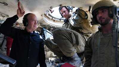 وزير الدفاع الإسرائيلي يوآف غالانت وهو يزور جنودا إسرائيليين