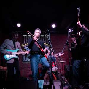 بلينكن يعزف على آلة الجيتار في حانة بكييف