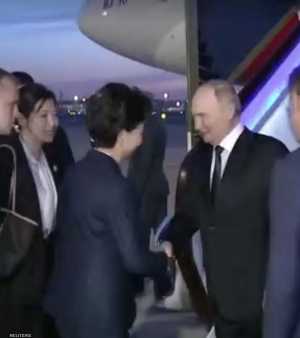 بوتين لدى وصوله العاصمة بكين وفي استقباله مسؤولين صينيين