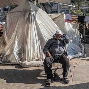 عدد من الأطباء يعملون في المستشفى الأوروبي في غزة