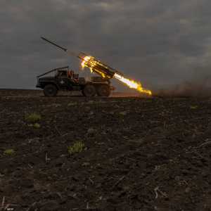 قوة أوكرانية تطلق قذائف صاروخية باتجاه القوات الروسية