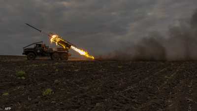قوة أوكرانية تطلق قذائف صاروخية باتجاه القوات الروسية