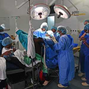 وجود العنصر النسائي يزيد كفاءة العمليات الجراحية