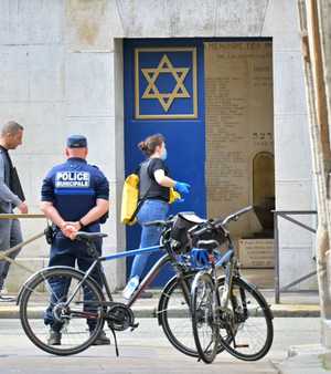 شرطي فرنسي أمام كنيس يهودي في مدينة روان بنورماندي
