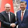 الرئيس الروسي فلاديمير بوتين يصافح الرئيس الصيني شي جين بينغ
