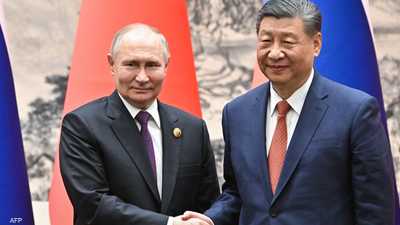 الرئيس الروسي فلاديمير بوتين يصافح الرئيس الصيني شي جين بينغ