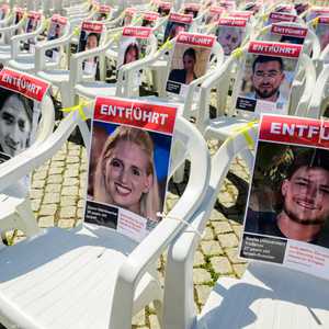 صور لرهائن إسرائيليين في ساحة بيبلبلاتز ببرلين.