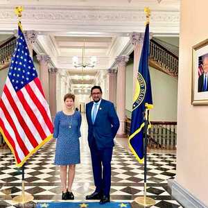 أمين عام منتدى أبوظبي للسلم يتباحث مع مساعدة بايدن الخاصة