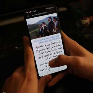 إيرانيون يتابعون تطورات حادثة تحطم الرئيس