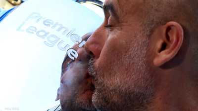 غوارديولا يطبع قبلة على كأس الدوري الإنجليزي
