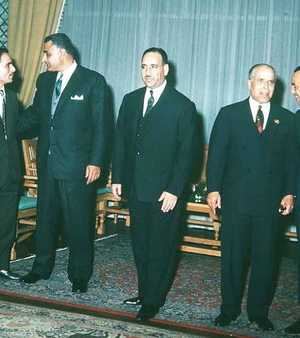الرئيس العراقي عبد السلام عارف (وسط)
