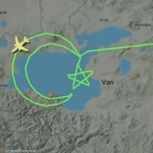 الطائرة التركية " أقينجي" ترسم رمز العلم التركي