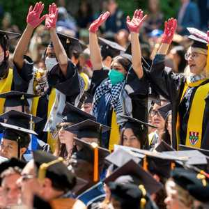 طلاب انسحبوا من حفل تخريج جامعة ييل الأميركية