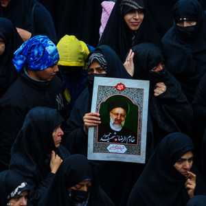 الشعب الإيراني يلقي نظرة الوداع على رئيسي