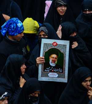 الشعب الإيراني يلقي نظرة الوداع على رئيسي