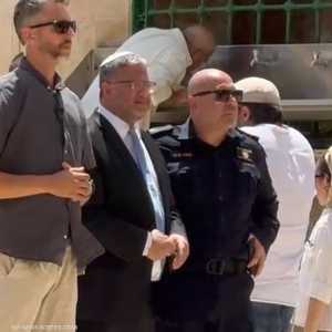 بن غفير يقتحم باحة المسجد الأقصى