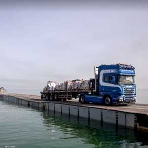 اعترض العديد من سكان غزة شاحنات تنقل المساعدات من الرصيف