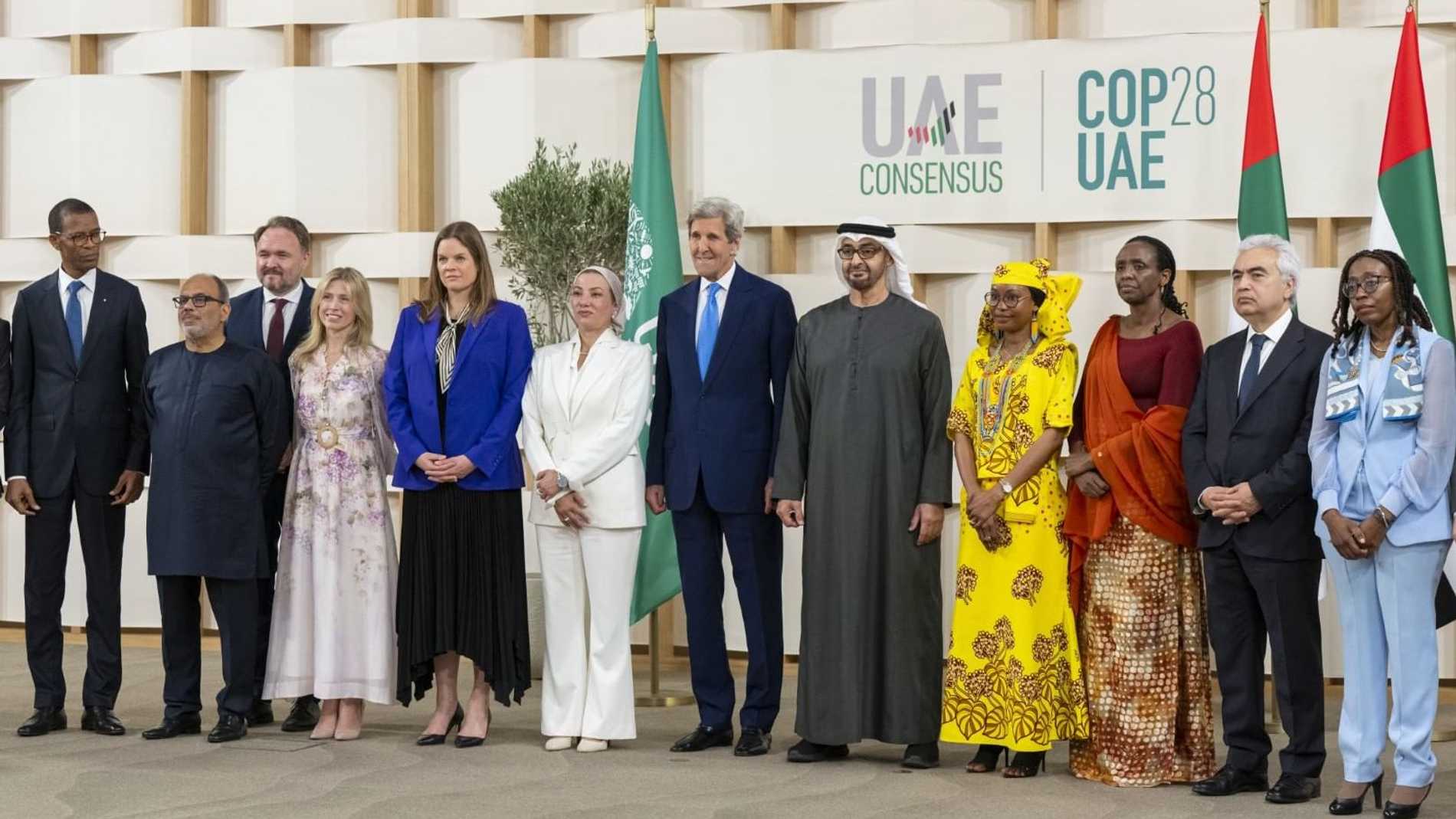 رئيس الإمارات يكرم مسؤولين دوليين لدورهم في إنجاح "COP28"