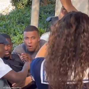 نظرات مبابي وشهرة فورية للفتاة