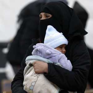 امرأة وطفلها في مخيم الهول الذي ضم عوائل داعش