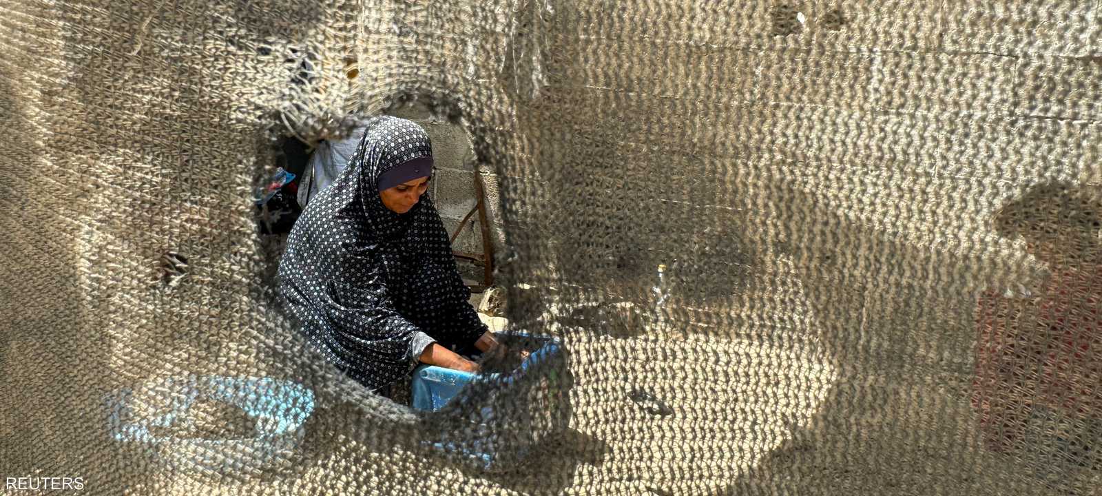 فلسطينية في خيمة النزوح جنوب غزة