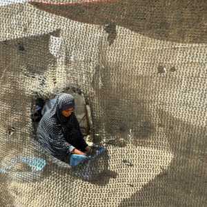 فلسطينية في خيمة النزوح جنوب غزة