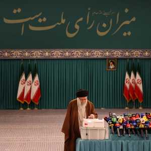 المرشد الإيراني يدلي بصوته في الانتخابات البرلمانية السابقة