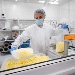 ينصح الأطباء بتجب الأطعمة التي تفتقر للعناصر الغذائية