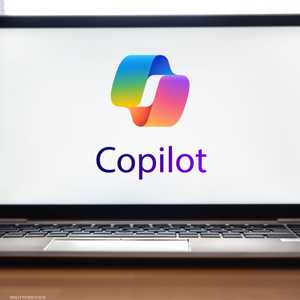 علامة مساعد مايكروسوفت الذكي Copilot تظهر على شاشة حاسوب
