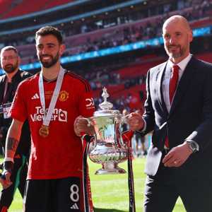 المدرب تن هاغ وقائد "الشياطين" برونو فيرنانديز