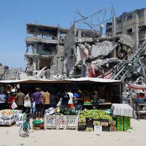 آثار القصف على أحد المباني في خان يونس