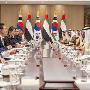 الشيخ محمد بن زايد والوفد الإماراتي في اجتماع مع رئيس كوريا